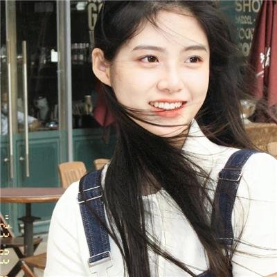 俏皮女学生海报